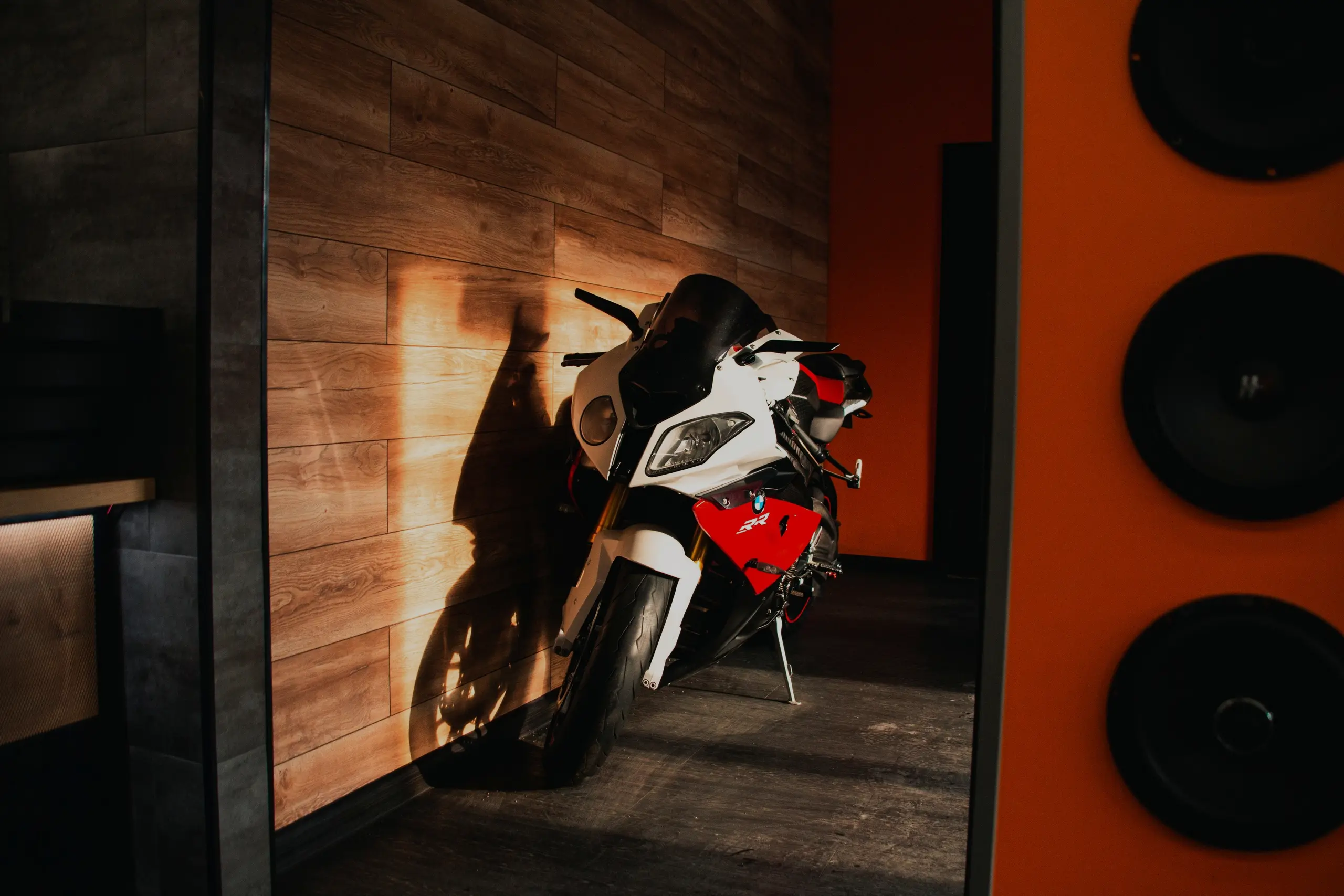 Установка ксенона в мотоцикл в сети установочных центров АвтоАзарт. Оказываем весь спектр услуг по от продажи до установки, предоставляется гарантия 12 месяцев.