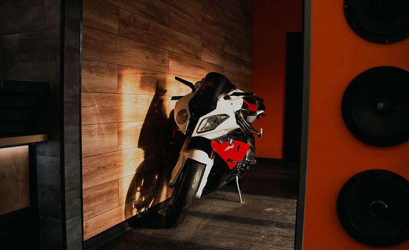 Установка ксенона в мотоцикл в сети установочных центров АвтоАзарт. Оказываем весь спектр услуг по от продажи до установки, предоставляется гарантия 12 месяцев.